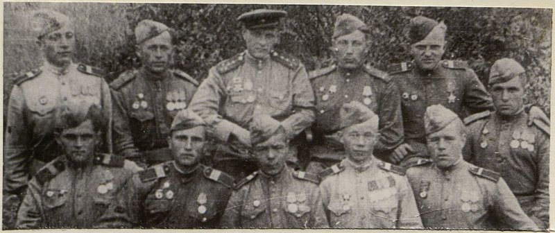 Фотография: Гвардии старшина Медведев, гвардии сержант Пучков, Младший сержант Васильев, 2-й ряд: младший сержант Томзин, младший сержант Казаков, гвардии капитан Балюбаш, гвардии лейтенант Ильин. 7-я батарея