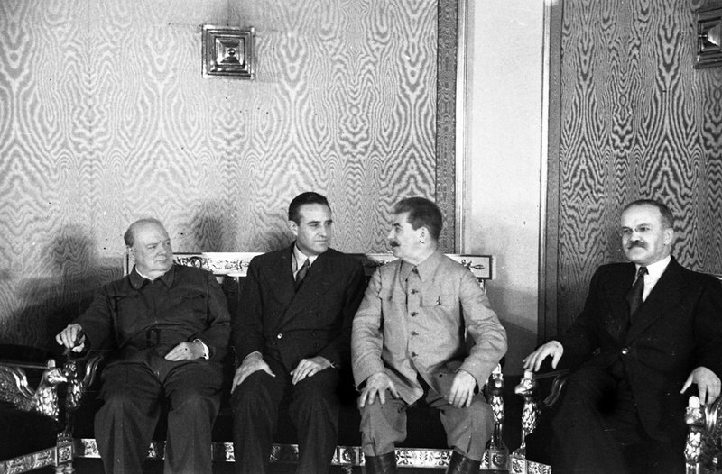 И.В. Сталин, снятый в Кремле с премьер-министром Великобритании У. Черчиллем