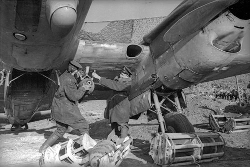 Подвеска авиабомб в самолет Пе-2. Кольский п-ов,