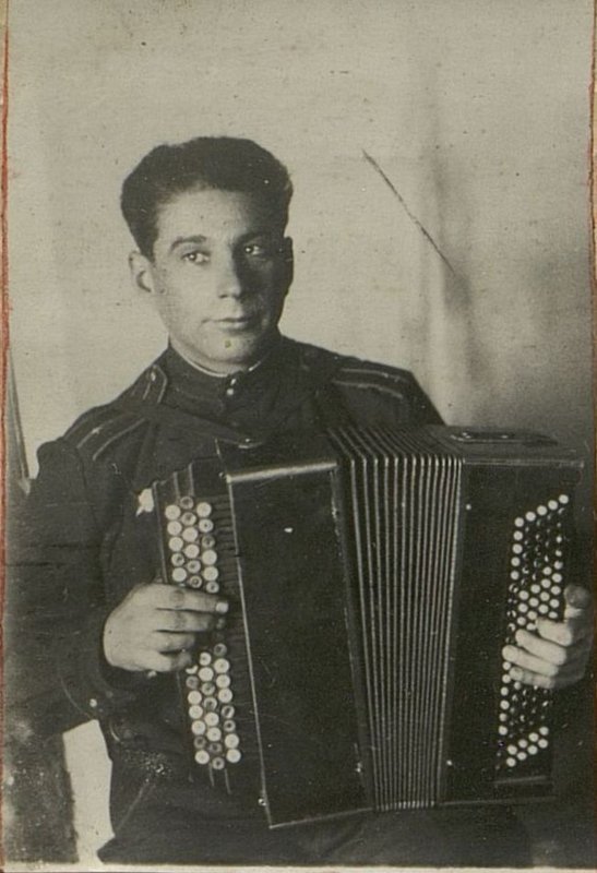 Фотография: Начальник клуба дивизии лейтенант С.М. Химченко