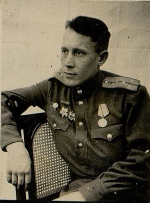 Фотография: Начальник штаба 2-го дивизиона капитан Конохов А.С. В боях проявил себя смелым, отважным и умело планировал огонь дивизиона. Проявлял разумную инициативу.