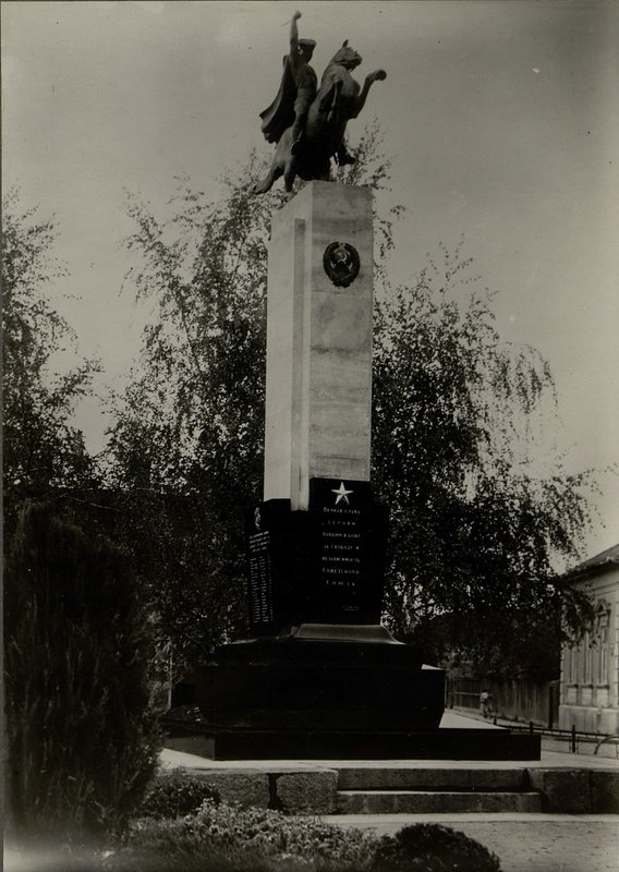Фотография: Памятник, г. Ньиредьхаза. Офицерам. Открыт 01.05.1945 г.