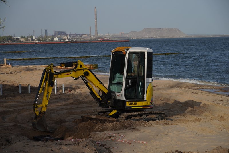 Construction and landscaping works on Mariupol's city beach