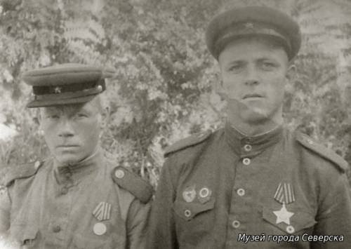 Мл.сержант Сергеев П.Я. с боевым товарищем