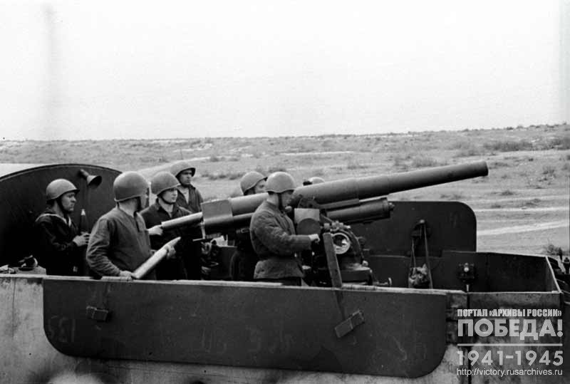 Petty officer First Class V. Drobina’s gun crew on the armored train "Zheleznyakov" is preparing for battle