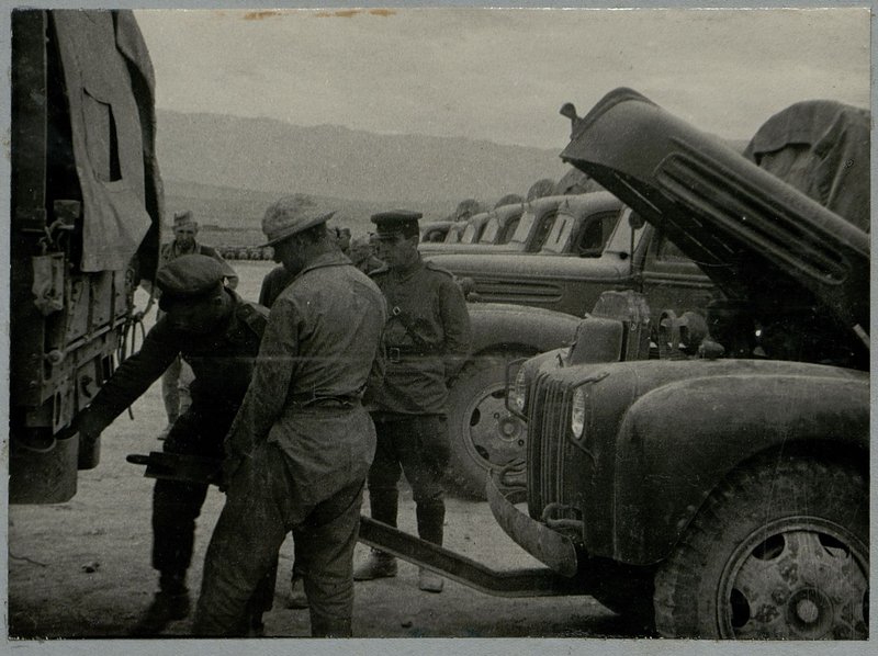 Фотография: Альбом "История 28 автомобильного полка, 1943-1944 гг."