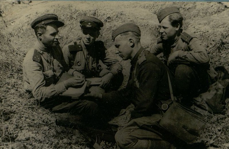 Фотография: Парторг Семенюк инструктирует коммунистов Башмакина, Кириллова и Босый