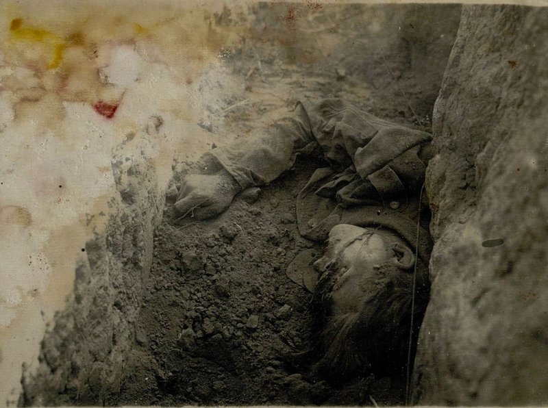 Image: The corpses of Germans killed by shell fragments and the German cemetery in the village of Maslovo. - On most of the crosses of the cemetery there are inscriptions for 5.7 and 6.7.43.