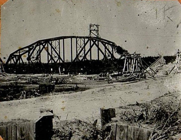 Image: Destroyed superstructures of the bridge over the Vistula river near the Sandomierz mountains