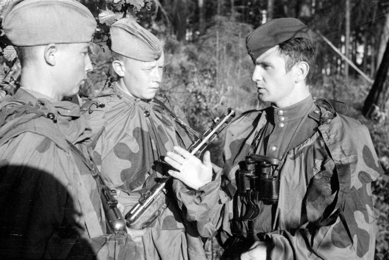 Commander of 389th separate reconnaissance company of 330th Rifle Division, Captain M.I. Lomsadze gives instructions to scouts.