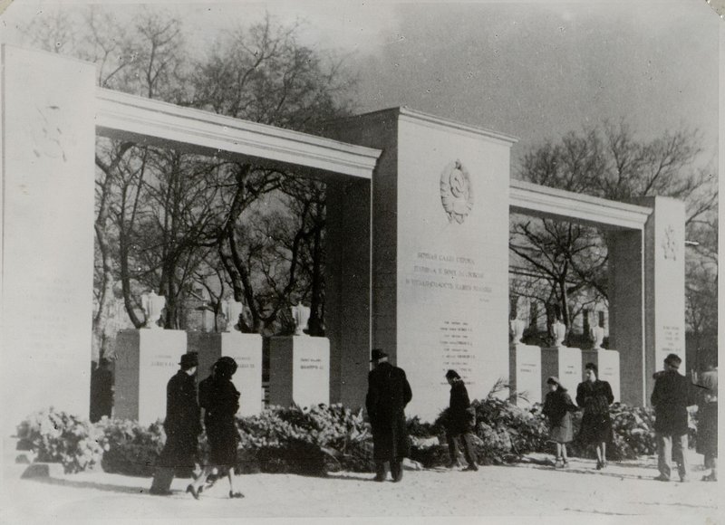 Image: Army monument to the fallen heroes of the Soviet Union at the central army cemetery (Louis Square - 8th district)