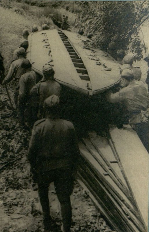 Фотография: Саперы Сироткина за спуском понтона