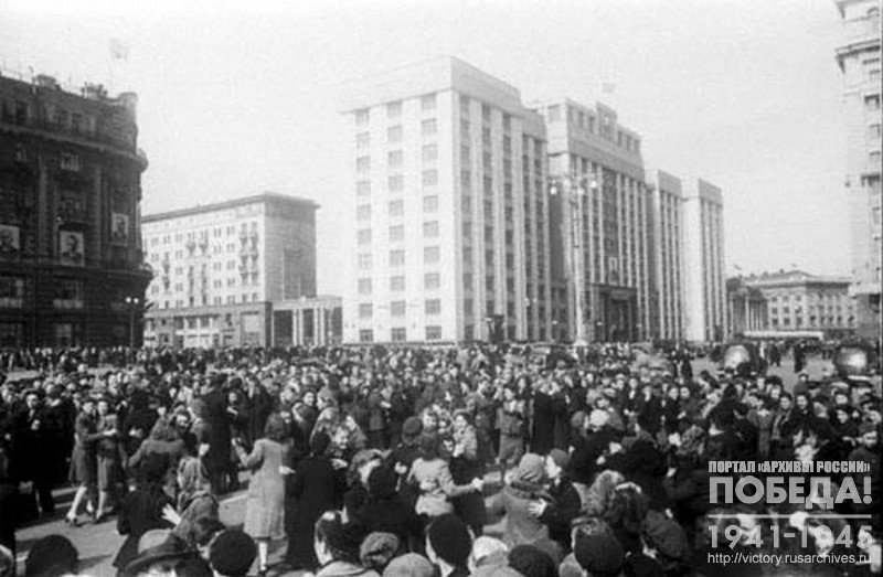 Muscovites dancing on Manezhnaya Square during the Victory Day festivities