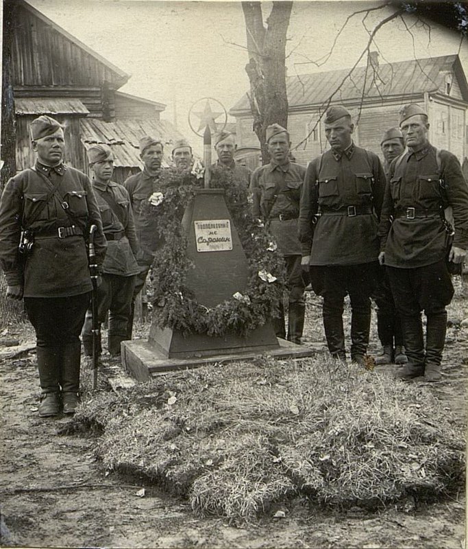 Image: Funeral of the chief of the artillery brigade, who died in battle, Lieutenant Colonel Sorokin on May 18, 1942