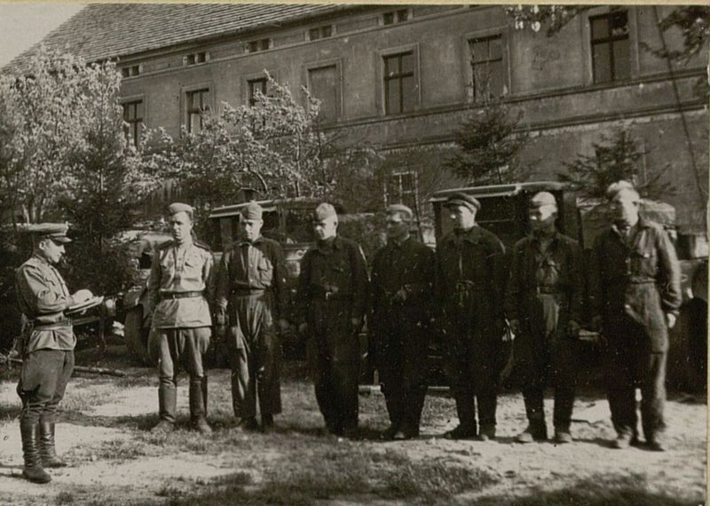 Image: 124 separate motor transport battalion.Driving staff briefing before departure