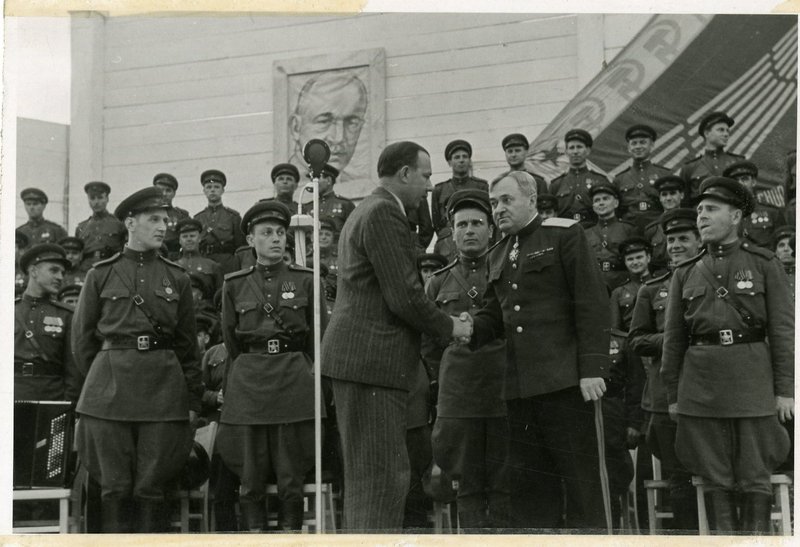 «А.В. Александров во время награждения орденом "Белого льва" 3-й степени.»