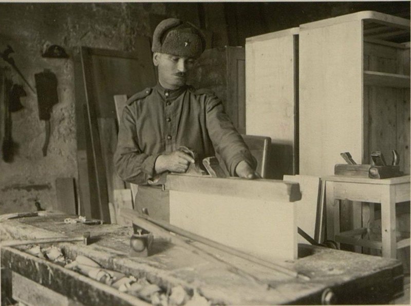 Фотография: Плотник красноармеецц Попов А. выполняет норму на 150-160 %