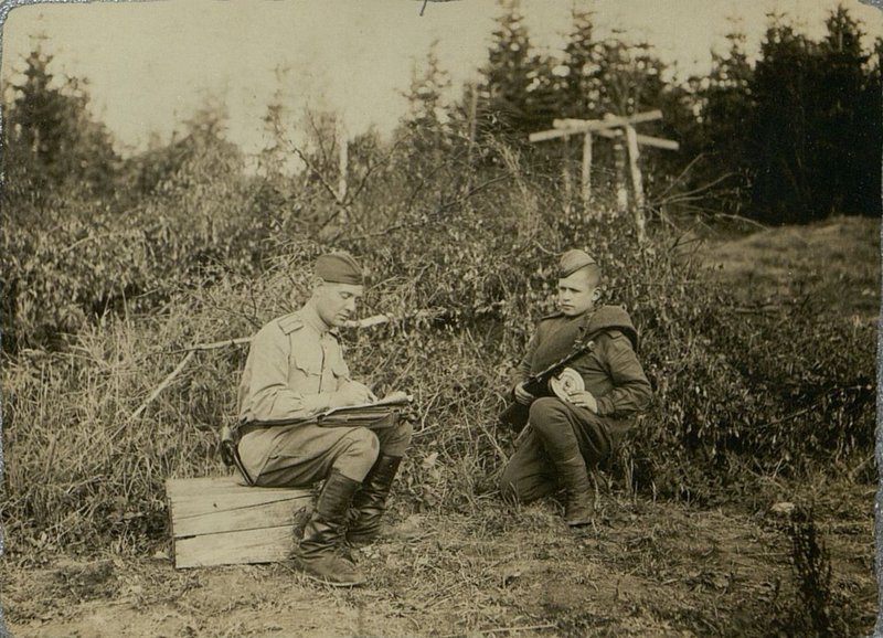 Фотография: Старший лейтенант Кишкинеев пишет рекомендацию красноармеецу товарищ Серову для вступления в кандидаты партии