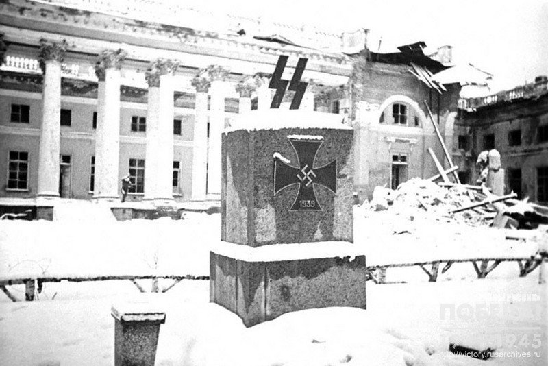 Фасад Александровского дворца в Детском селе, разрушенного немцами; на переднем плане – памятник на могиле немецких солдат