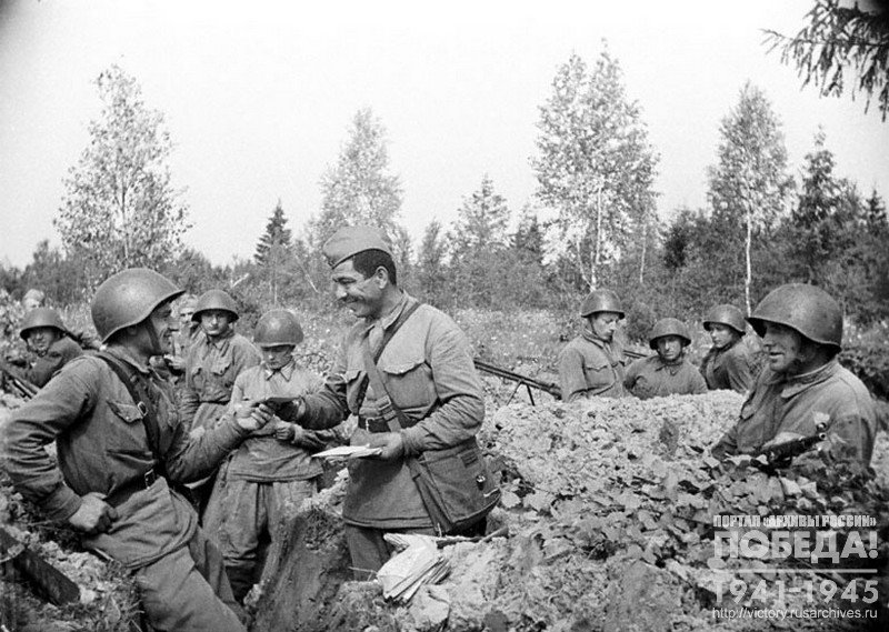 Почтальон Н-ской части раздает письма бойцам передовой линии.