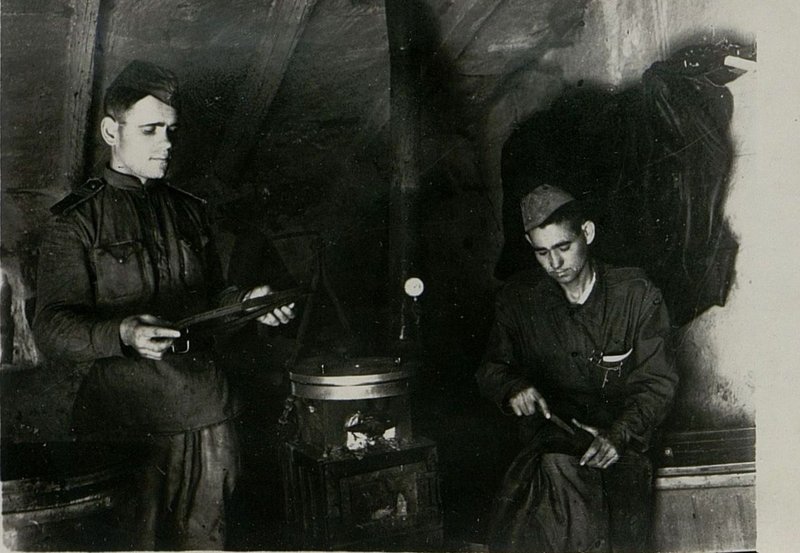 Фотография: Вулканизационная мастерская. Слева сержант Хомчич, проверяет качество вентиляторного ремня, изготовленного по его способу