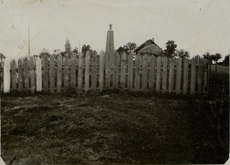 Фотография: Памятник партизанам Великой Отечественной войны, погибшим в 1943 г., д. Дуравичи, Дуравичского сельсовета, Буда-Кошелевского района, в центре