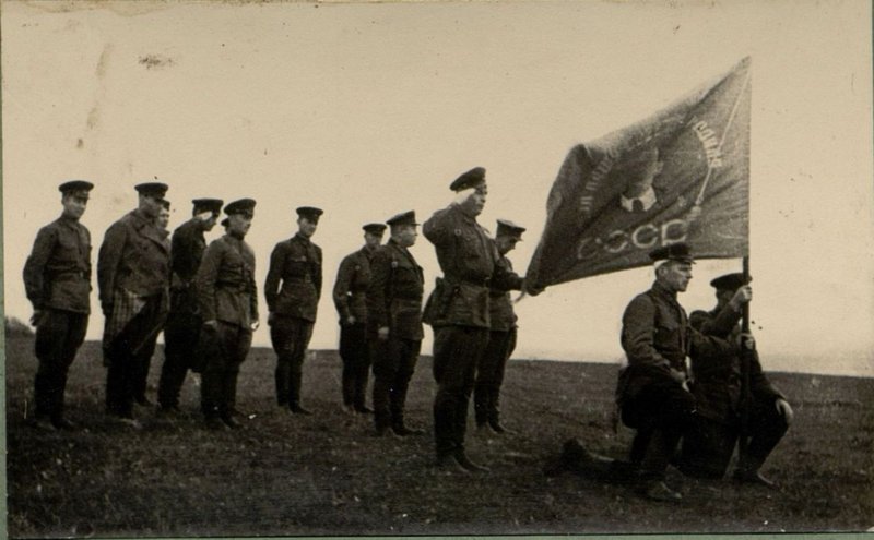 Image: Presentation of the Guards Banner to the 65th Regiment of the rank and file