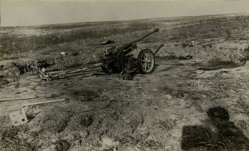Фотография: Огневая позиция противотанкового батальона. Противотанковое орудие на огневой позиции