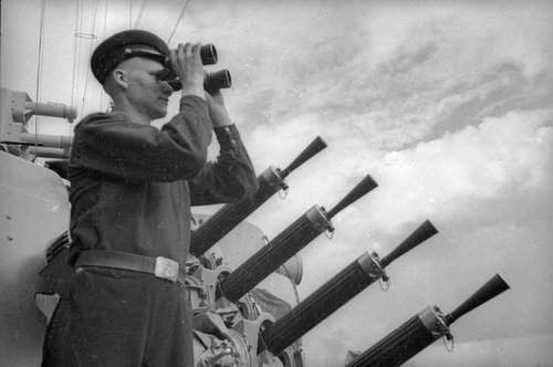 Советский корабельный расчет 12,7-мм счетверенной корабельной зенитно-пулеметной установки «Виккерс»