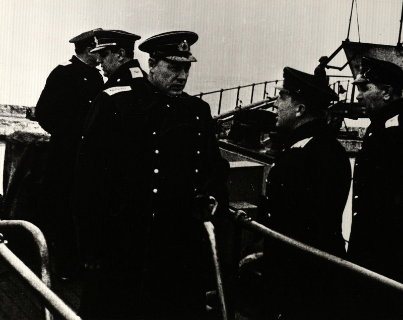 Нарком ВМФ СССР, главнокомандующий ВМФ СССР, адмирал флота Н.Г. Кузнецов (в центре) на одном из кораблей Северного флота