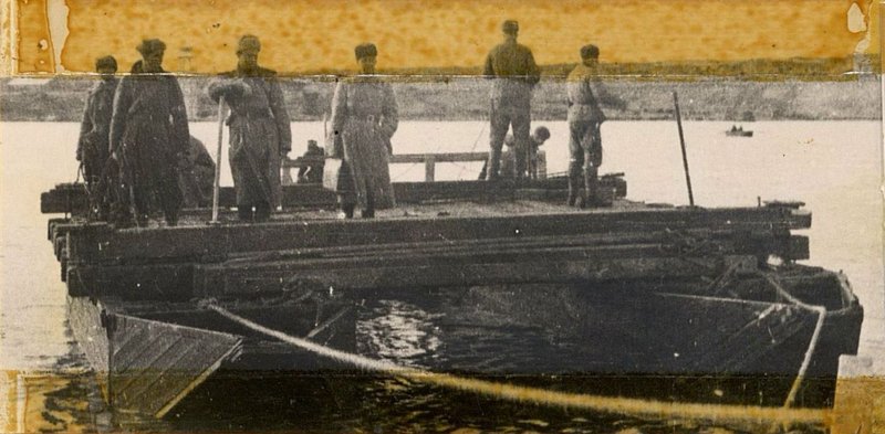 Фотография: Гвардейцы корпуса форсируют Дунай
