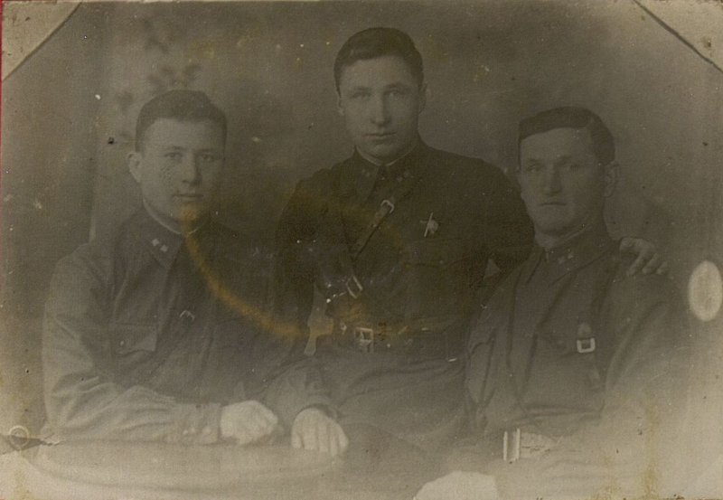 Фотография: В первых боях за Родину, мужество и отвагу проявили - ком. батареи мл. лейтенант Васюков Г., младший лейтенант Барабаш, замполитрука (затем комиссар бат.) Зубенко П. За мужество и отвагу младший лейтенант Васюков награжден орденом "Красной Звезды"