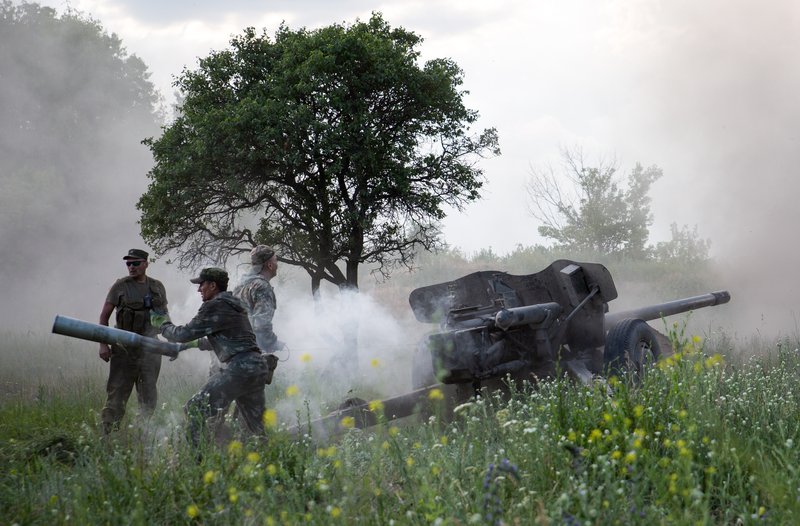 Военнослужащие артиллерийских подразделений в Луганской области