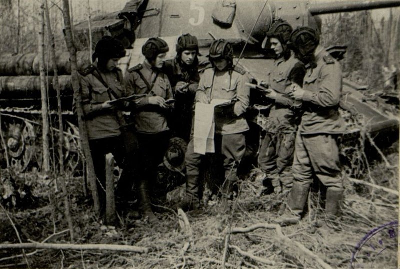 Image: The commander of a tank company Captain Sherstnev sets a combat mission