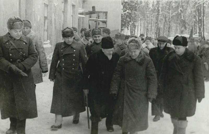 М.И. Калинин идет в сопровождении командования 1-й ударной армии