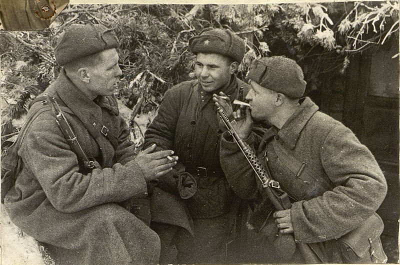 Image: Noble fighter of the regiment, senior sergeant Sabinin shares his experience with his comrades