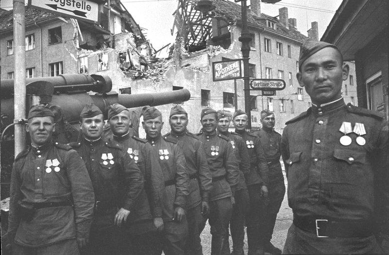Расчет 203 мм гаубицы Б-4 на улице Берлина. Май 1945