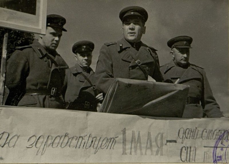 Фотография: Полковник Урванов поздравляет бойцов и офицеров бригады С днем 1-го мая