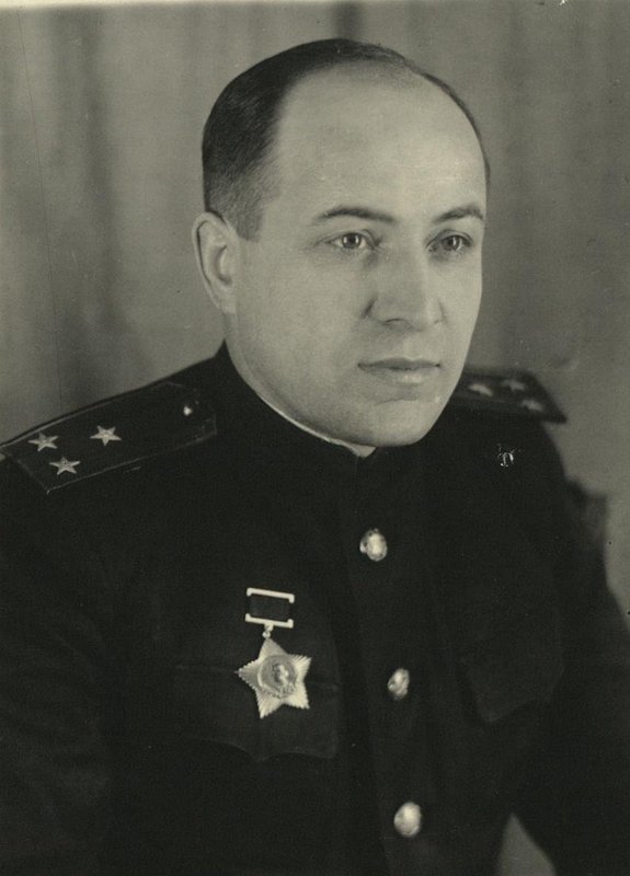 Капитан 1-го ранга Александр Михайлович Румянцев (в кителе с наградой), участник Великой Отечественной войны начальник отдела штаба Северного флота