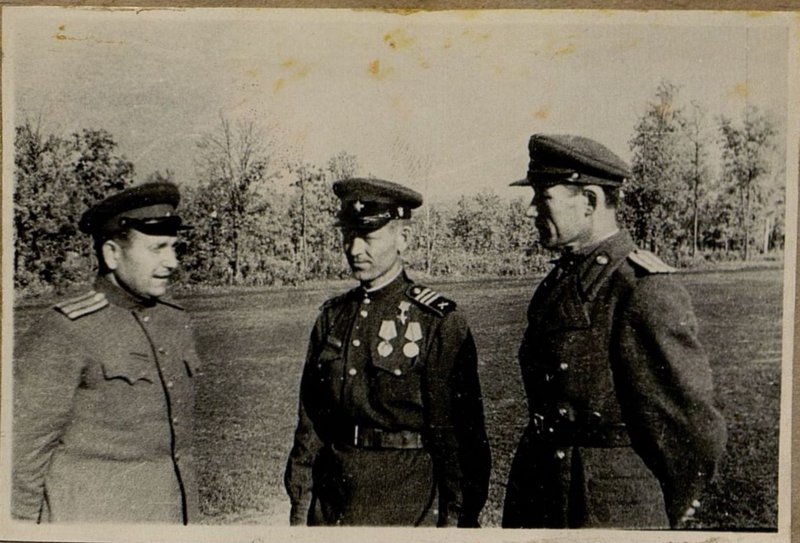 Фотография: Беседа нач. политотдела 12  запасной стрелковой дивизии полковника товарищ Басова с заместитель командира части подполковником Дроздовым и героем Советского Союза сержантом товарищ Кашириным