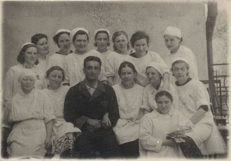 «Главный хирург госпиталя № 4634 Е.И. Молодая и медперсонал с раненым Нико.»