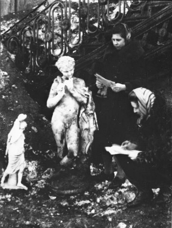 Реставраторы, среди них Лилия Швецкая, рассматривают скульптуры