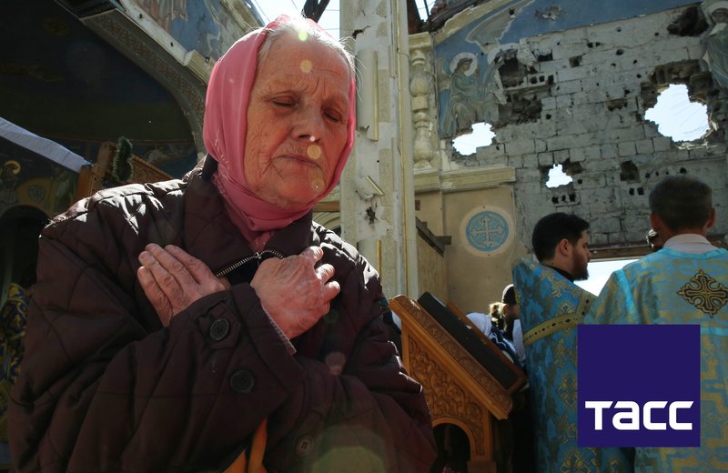 Богослужение в разрушенном Иверском монастыре