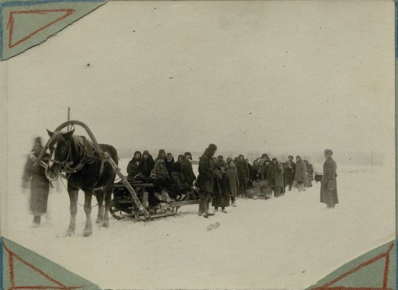 Image: Collective farmers of the "Parizhskaya Kommuna" collective farm (Igumnovo village, Kalinin region) return to their village after it was liberated from the fascist invaders on 12/17/1941