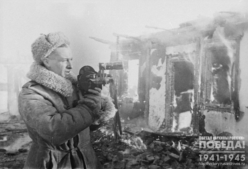 Кинооператор Р. Кармен во время проведения киносъемки в одной из деревень, освобожденной Красной Армией от оккупантов