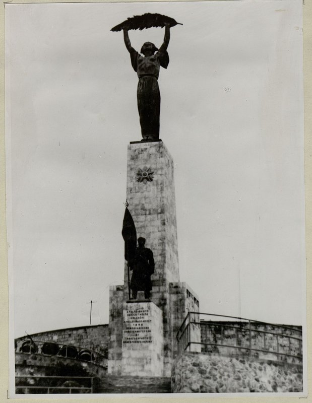 Фотография: Памятник-монумент павшим героям Советской Армии от благодарных жителей гор. Будапешта (гора Галлерт)