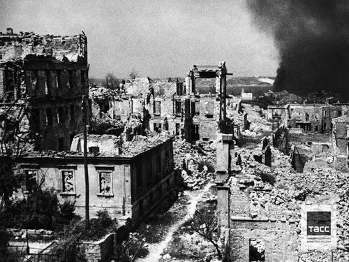 Руины здания военно-исторического музея Черноморского флота на улице Ленина, разрушенного немецкими войсками, Севастополь