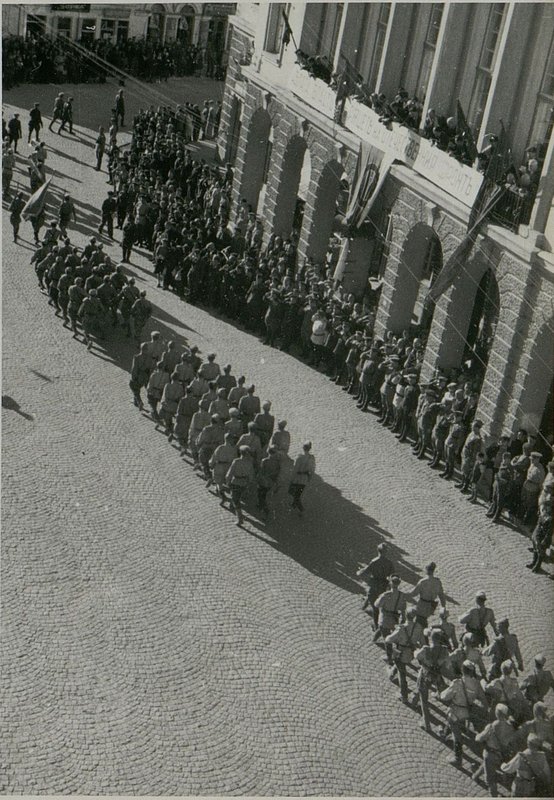 Фотография: Парад войск армии в гор. Сливен