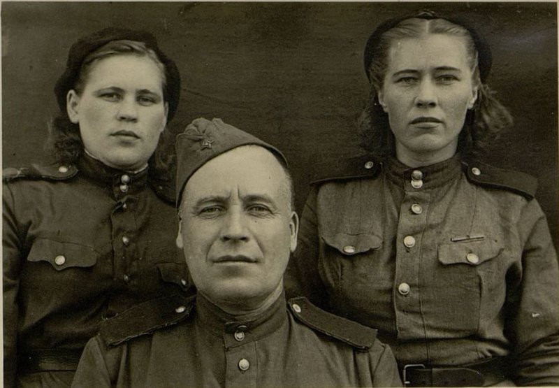 Фотография: Повар-отличник Красноармеец В.К. Ярославцев и его помощницы красноармейцы М.Т. Голубева (слева) и Н.И. Семенова