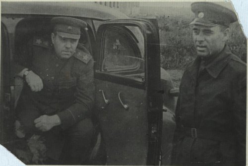 А.М. Василевский (сидит в машине) и А.И. Ракутин, генерал-майор по особым поручениям А.М. Василевского